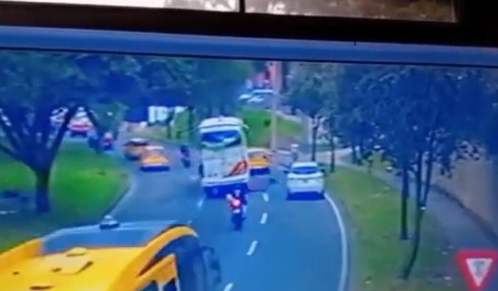 Momento en que motociclista pierde la vida al ser arrollada por un bus en Usaquén La Secretaría de Movilidad registró en la tarde de este martes un aparatoso siniestro que causó la muerte de una motociclista en la localidad de Usaquén.