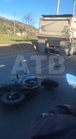 Motociclista murió en trágico accidente de tránsito en la Avenida Boyacá La mañana de este viernes se registró un trágico accidente de tránsito en la Avenida Boyacá con carrera 3J, en sentido sur-norte, que dejó como saldo la muerte de un motociclista. El hecho involucró un tractocamión, según informó la Secretaría de Movilidad.