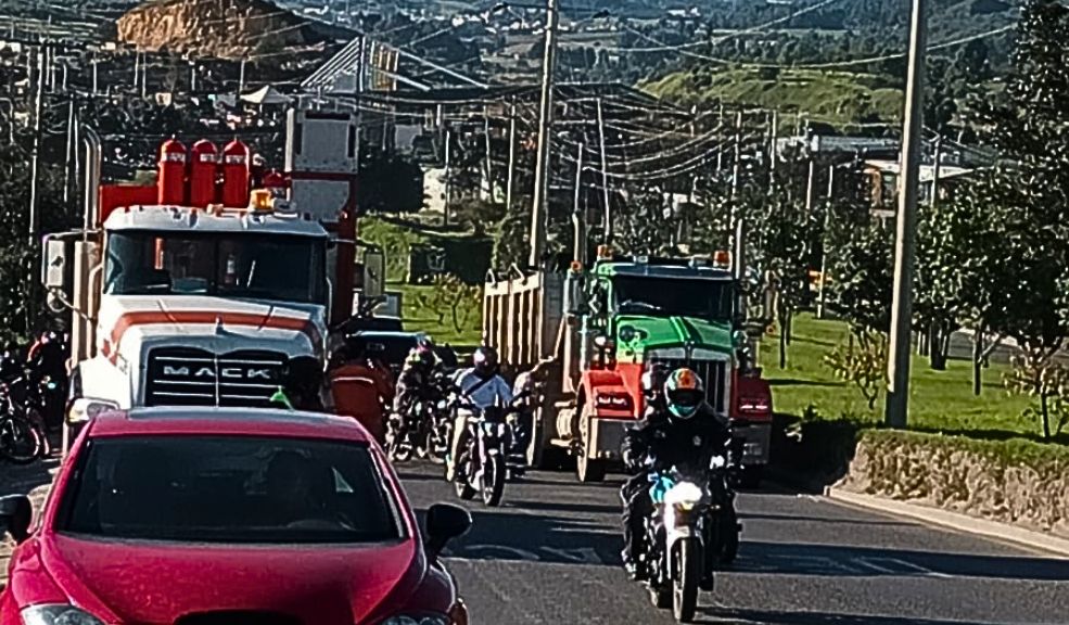 Motociclista murió en trágico accidente de tránsito en la Avenida Boyacá La mañana de este viernes se registró un trágico accidente de tránsito en la Avenida Boyacá con carrera 3J, en sentido sur-norte, que dejó como saldo la muerte de un motociclista. El hecho involucró un tractocamión, según informó la Secretaría de Movilidad.