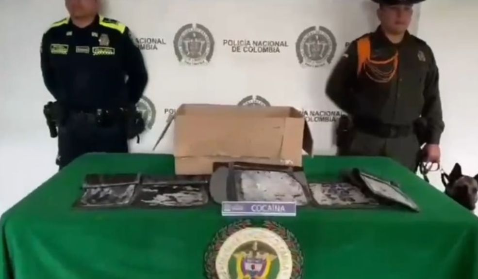 Operativo en aeropuerto El Dorado dejó al descubierto cargamento de cocaína camuflado en elementos para bebé En un nuevo golpe al narcotráfico, las autoridades colombianas lograron incautar una importante cantidad de cocaína en el Aeropuerto Internacional El Dorado.