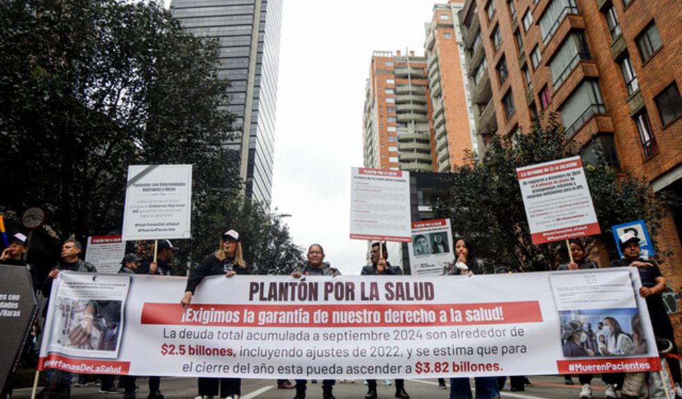 Pacientes con enfermedades huérfanas protestan por dificultades para adquirir medicamentos Pacientes con enfermedades huérfanas denuncian un desfinanciamiento del sistema de salud que ha provocado muertes, interrupciones de tratamientos y deterioro de la calidad de vida.