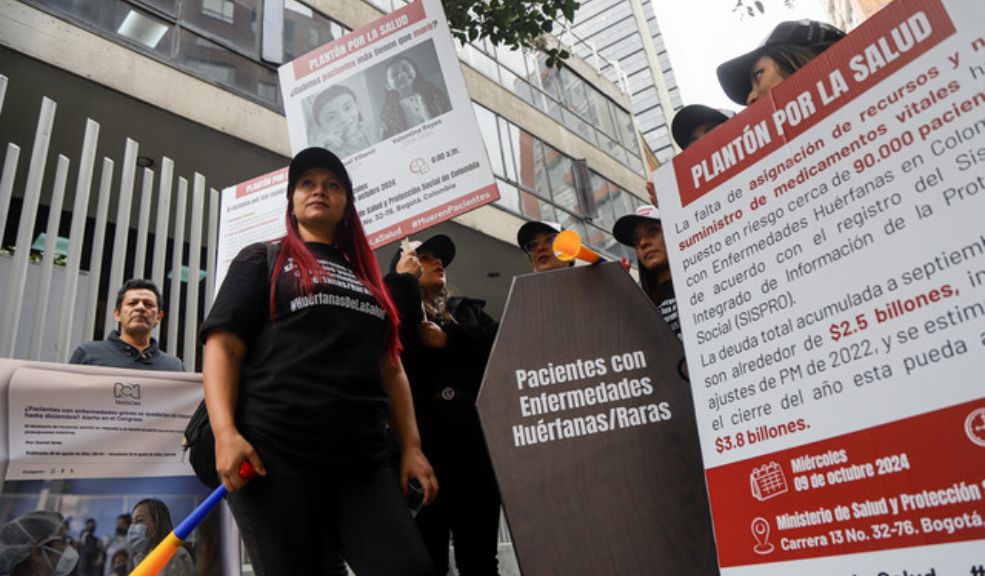 Pacientes con enfermedades huérfanas protestan por dificultades para adquirir medicamentos Pacientes con enfermedades huérfanas denuncian un desfinanciamiento del sistema de salud que ha provocado muertes, interrupciones de tratamientos y deterioro de la calidad de vida.