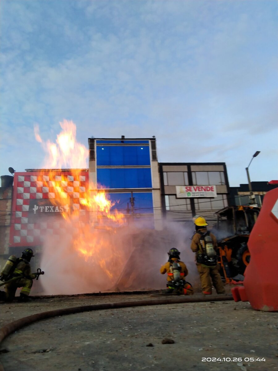 Pánico por fuerte explosión en la avenida Primero de Mayo: la vía está cerrada Bomberos controlaron un incendio que se generó por la explosión de una volqueta en la avenida Primero de Mayo. Vea los videos.