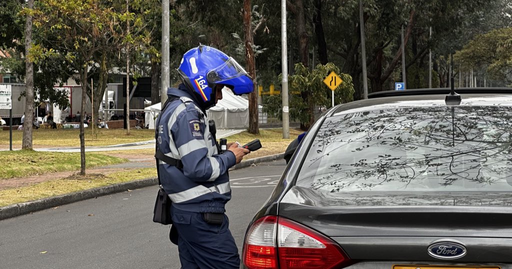 Pico y placa en Bogotá para el miércoles 9 de octubre Mañana, 9 de octubre, el pico y placa en Bogotá aplicará para vehículos particulares y taxis, siguiendo la rotación habitual establecida por la Secretaría de Movilidad.