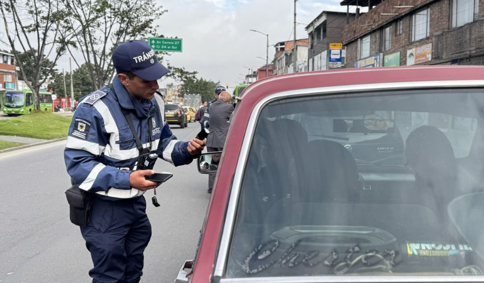 Pico y placa en Bogotá para el miércoles 9 de octubre Mañana, 9 de octubre, el pico y placa en Bogotá aplicará para vehículos particulares y taxis, siguiendo la rotación habitual establecida por la Secretaría de Movilidad.