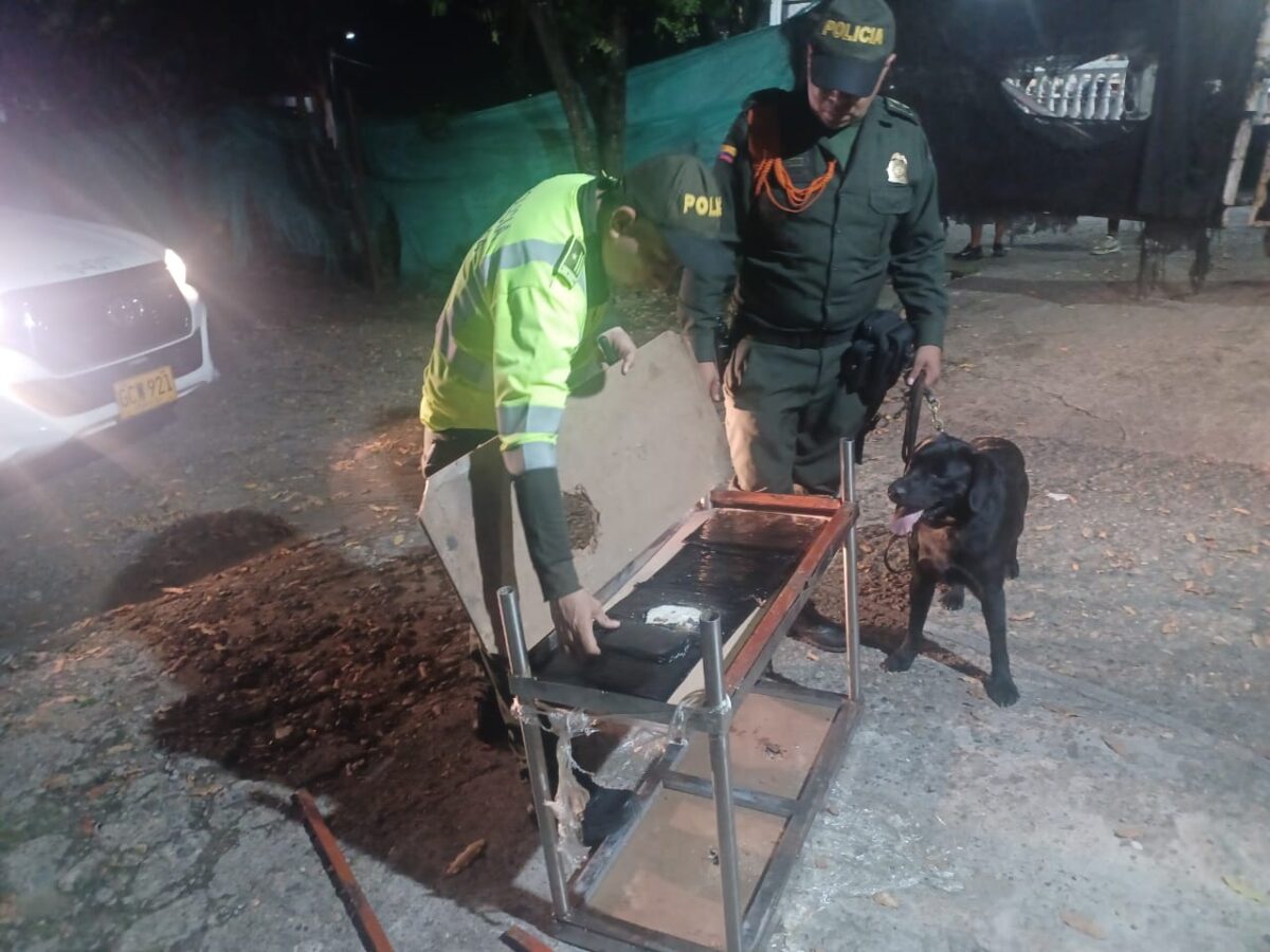 Policía capturó a 3 sujetos por tráfico de drogas: buscaban transportarlas de Tolima a Bogotá Gracias a la acción de los uniformados, se logró sacar de circulación cerca de 500 kilos de alucinógenos. Las drogas eran transportadas a Bogotá