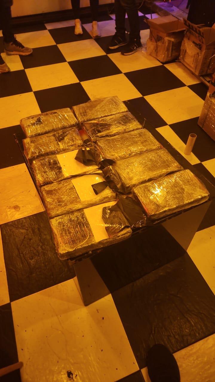 Policía incauta 10 kilos de cocaína y captura a 2 sujetos en Los Mártires Las autoridades incautaron 10 kilos de cocaína en un establecimiento comercial de San Andresito San José y capturaron en flagrancia a 2 sujetos por tráfico de drogas.