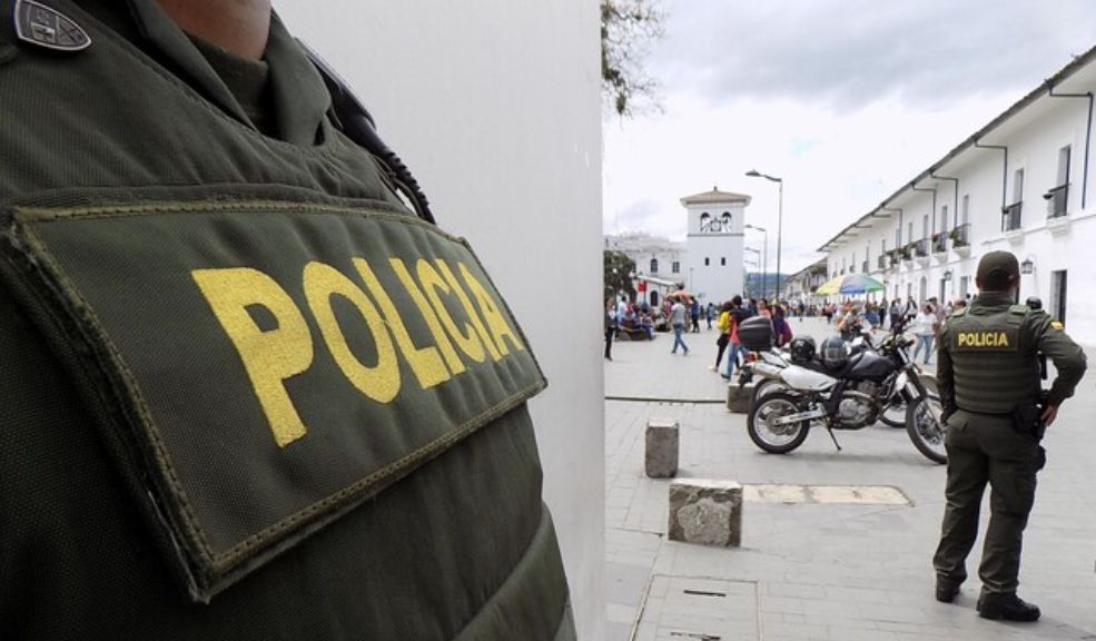 Policía resultó herido en medio de combates en Corinto, Cauca Disidentes de las Farc atacaron a uniformados en medio de la plaza principal del municipio de Corinto. Los ciudadanos tuvieron que buscar refugio.