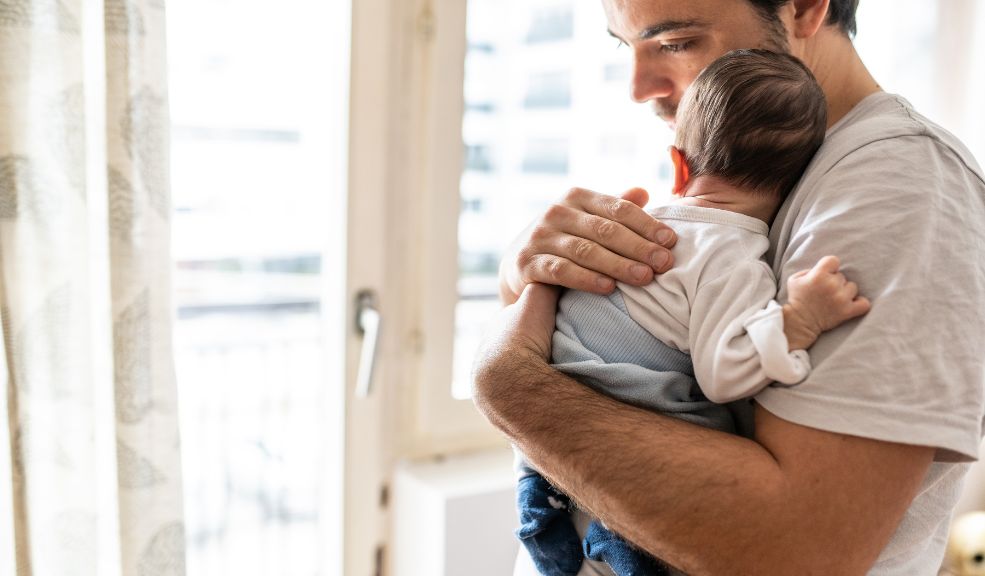 Reforma laboral propone extender los días de licencia de paternidad El DNP subraya que esta modificación podría contribuir a cerrar la brecha de género en el ámbito laboral, ya que equilibrar los tiempos de inactividad entre hombres y mujeres disminuiría la discriminación que enfrentan las mujeres al ser contratadas.