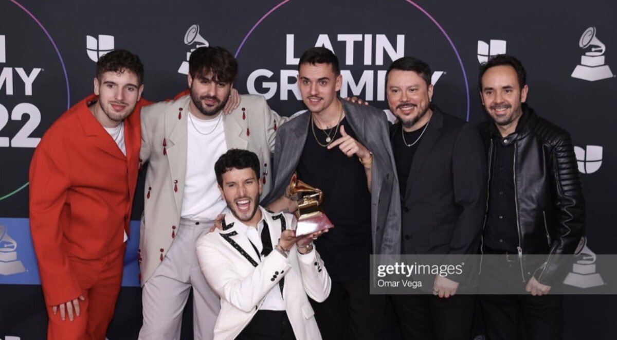 Spread Lof, el compositor detrás del 'Feriado' de Rawayana y 'Entre Paréntesis' de Shakira Spread Lof es el español que participó en la composición de la canción 'Entre Paréntesis' de Shakira y Grupo Frontera. Está nominado al Latin Grammy.