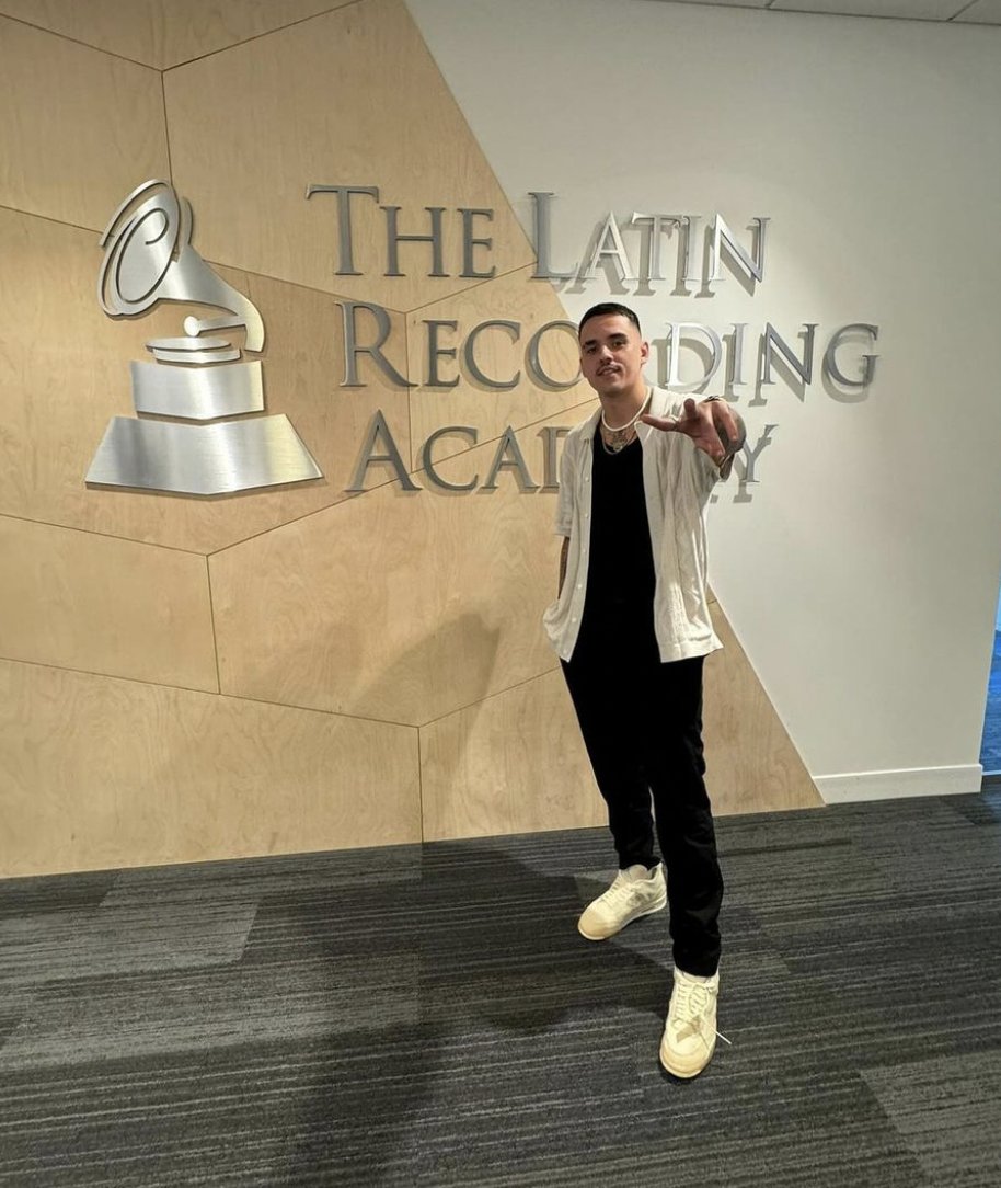 Spread Lof, el compositor detrás del 'Feriado' de Rawayana y 'Entre Paréntesis' de Shakira Spread Lof es el español que participó en la composición de la canción 'Entre Paréntesis' de Shakira y Grupo Frontera. Está nominado al Latin Grammy.