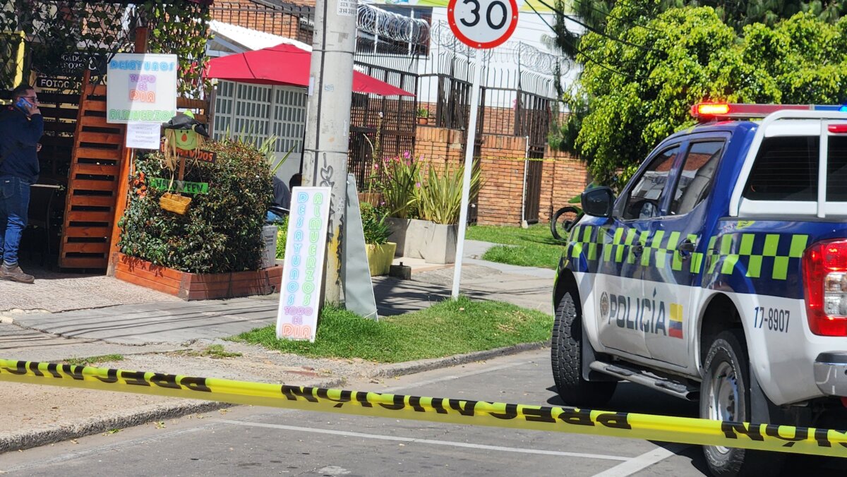 Sicarios asesinaron a un hombre en una panadería de Fontibón Un hombre, quien al parecer era abogado, murió tras ser vícitima de un ataque sicarial en la localidad de Fontibón.