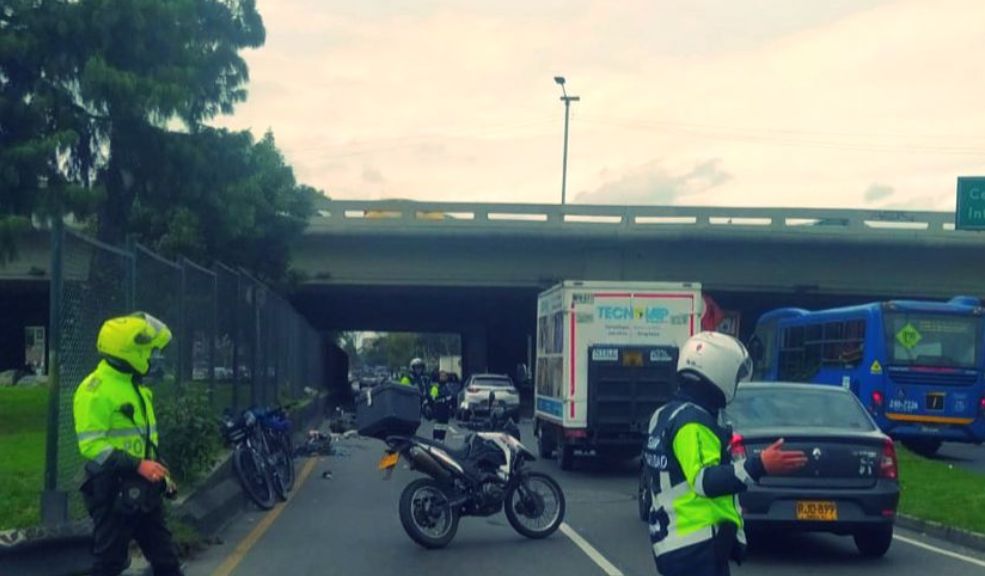 Trágico accidente de tránsito entre motociclista y peatón en la Avenida Boyacá Tanto el motociclista como el peatón quedaron tendidos en vía pública.