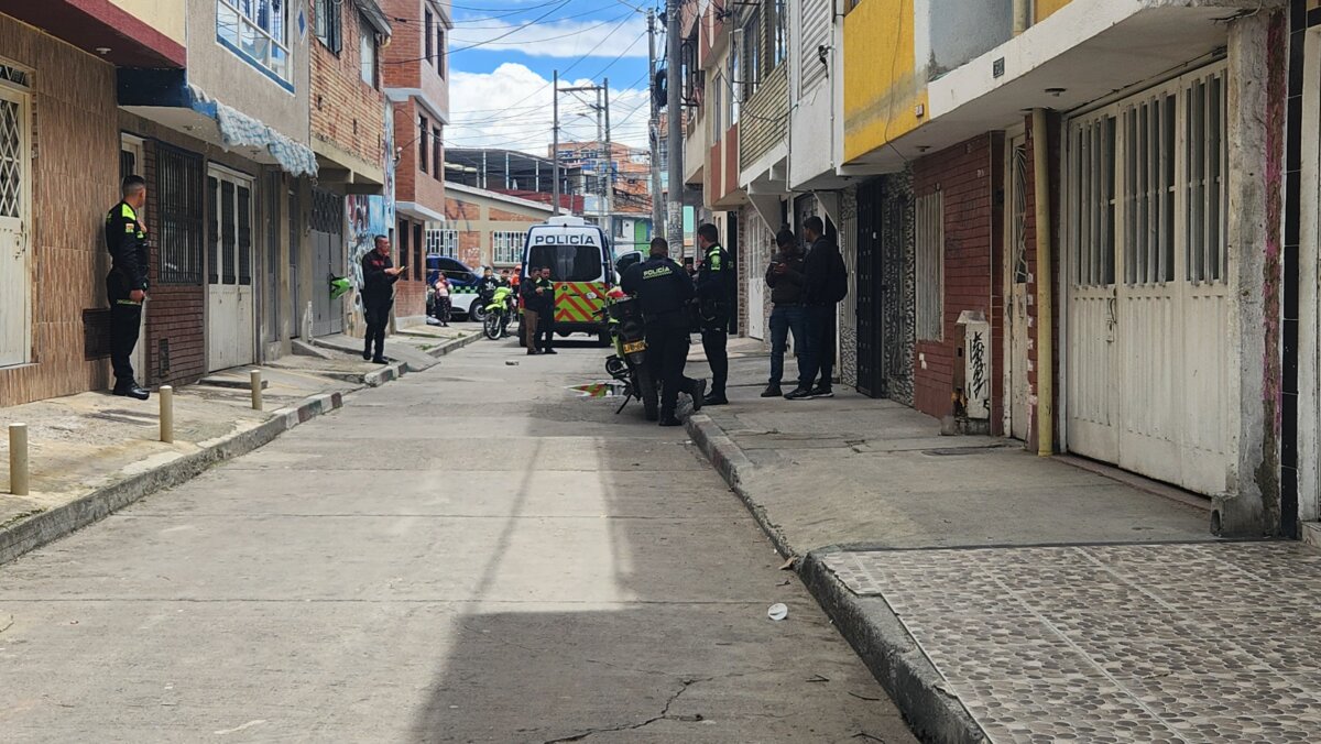 Esta es la identidad de la mujer que fue asesinada en Bosa; un menor de edad fue capturado por el crimen El día soleado y cálido contrastaba con el horror de lo sucedido. Los vecinos salieron alarmados al escuchar los disparos que acabaron con la vida de esta mujer en la transversal 78F con calle 73B sur.“Dicen que a esa hora no se veía a nadie en la cuadra. Supuestamente alguien vio a la muchacha llegar tranquila desde la parte baja del barrio. Lo que cuentan es que, de la nada, un tipo en una bicicleta, que aparentemente la había estado siguiendo desde varias cuadras atrás, salió cuando la muchacha estaba frente a una casa de cuatro pisos. Ahí fue cuando se escucharon los disparos. Dicen que mínimo fueron tres, y cuentan que la muchacha vivía en esa casa como arrendataria y que tenía como 36 años”, le relató a Q’HUBO un residente de la zona.