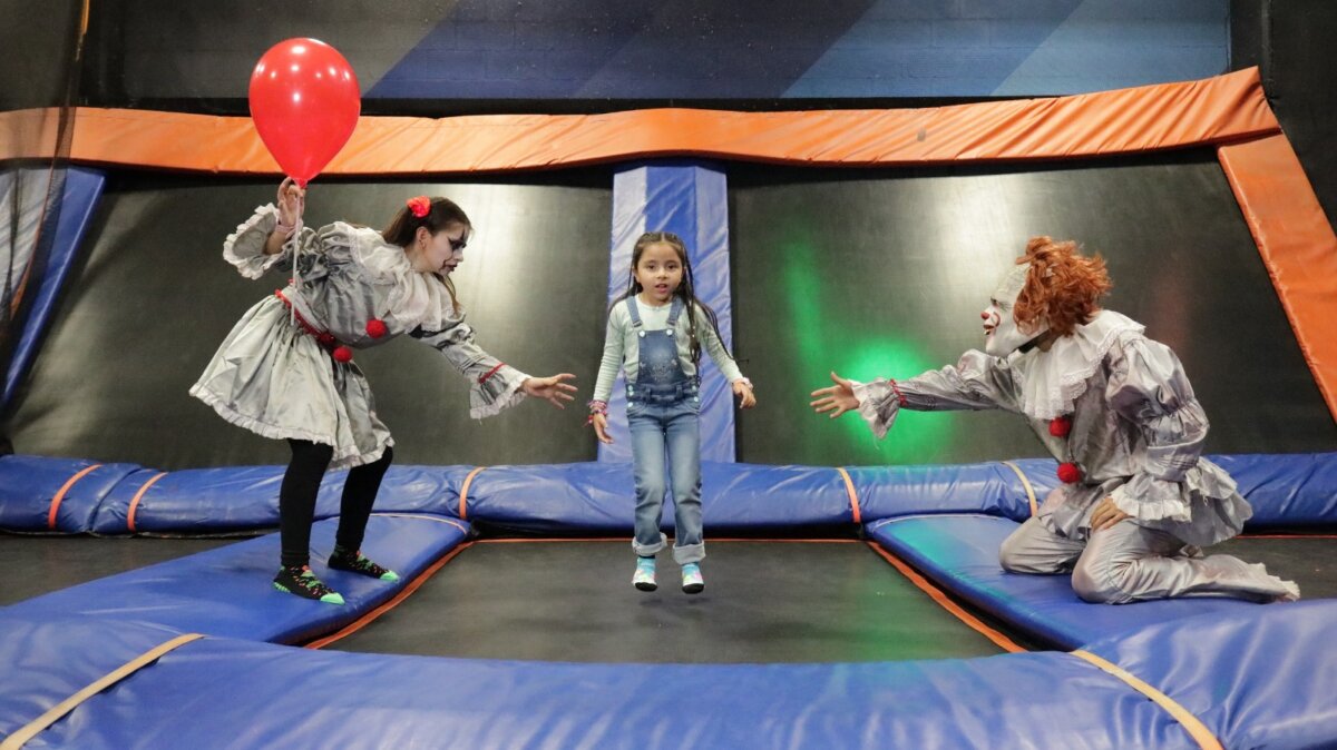 Parque de trampolines, fiesta neón y pijamada de monstruos: Así se celebrará Halloween en Sky Zone Bogotá