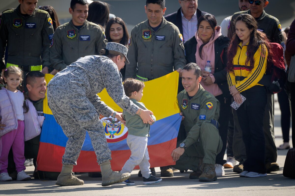 Ya están en Colombia las 116 personas rescatadas en un vuelo humanitario desde Beirut, Líbano Este vuelo se organizó tras los intensos bombardeos en la región, y fue una respuesta a los connacionales que habían expresado su deseo de regresar al país debido a la creciente tensión en el Medio Oriente.