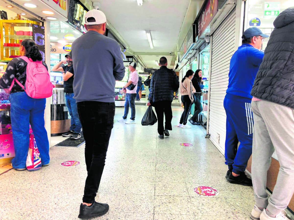 Vigilante fue asesinado mientras trabajaba en un centro comercial del centro de Bogotá Q’HUBO pudo conocer que eran alrededor de las 9 de la mañana de este sábado cuando Jorge Luis Caballero (38 años) se encontraba por la entrada principal del Popular Centro Comercial haciendo su labor de guarda de seguridad; sitio en el que llevaba trabajando desde hace 2 años.