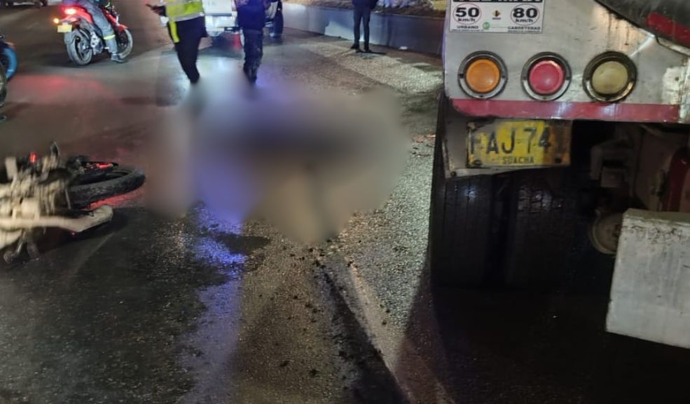 Motociclista perdió la vida al ser arrollado por un tractocamión en la calle 13 Un lamentable accidente de tránsito cobró la vida de un motociclista la noche de este miércoles en la Avenida Centenario (calle 13) con la Avenida Ciudad de Cali. El siniestro ocurrió alrededor de las 7:00 p.m. en medio de fuertes lluvias que afectaron la movilidad.