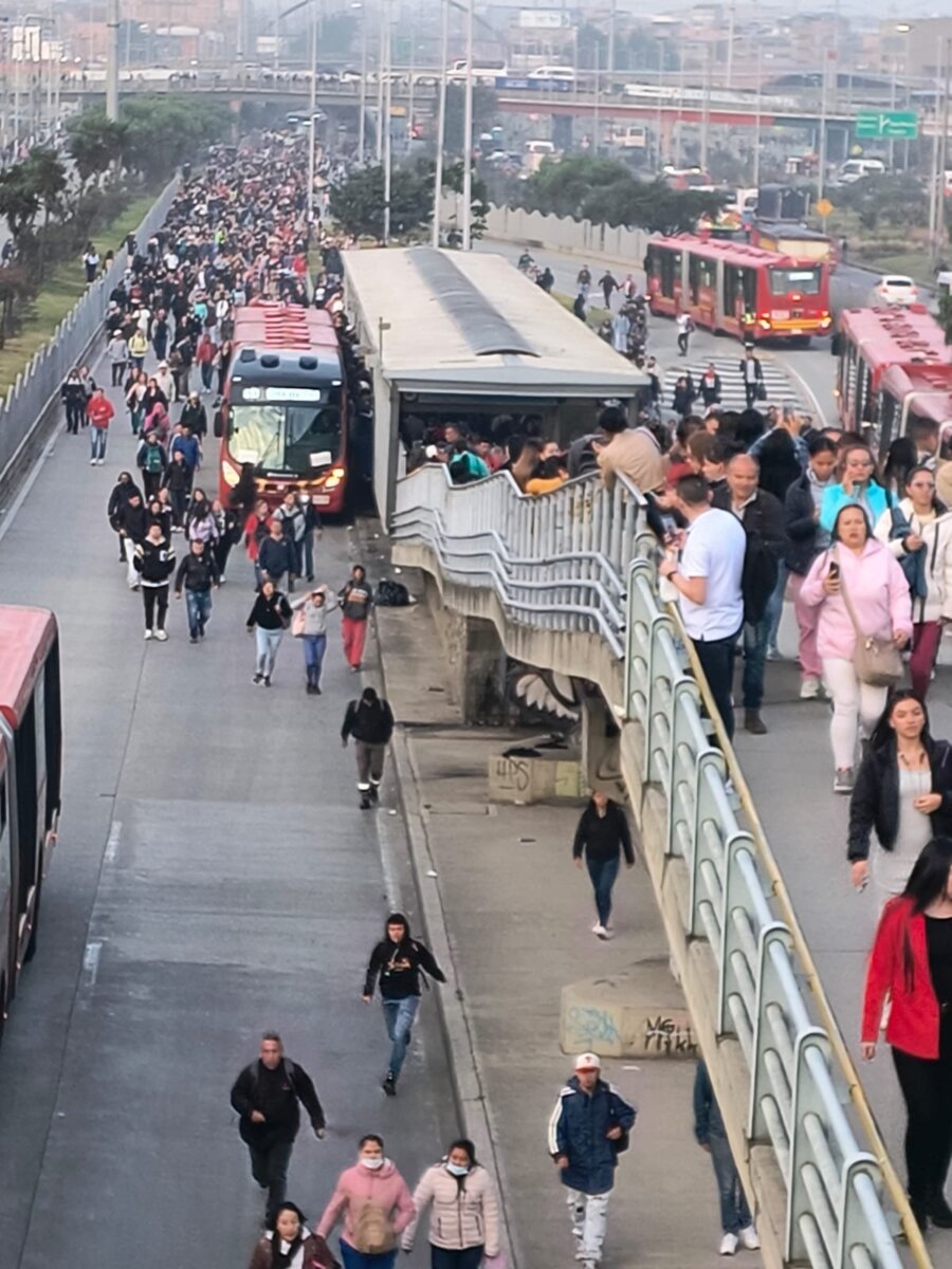 EN VIVO: Caos en la movilidad por manifestaciones en Soacha Desde la mañana de este jueves, la movilidad en el municipio de Soacha (Cundinamarca) ha presentado importantes afectaciones debido a los bloqueos generados por manifestantes. Los protestantes expresan su descontento con los recientes controles impuestos a los horarios de funcionamiento de establecimientos comerciales nocturnos, lo que ha desencadenado una serie de bloqueos.