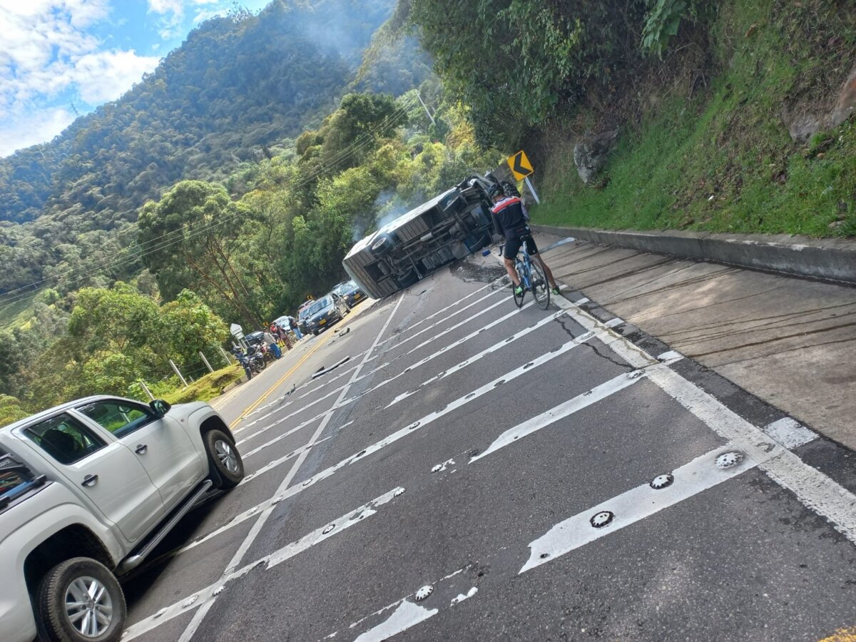 5 muertos y 23 heridos deja accidente de bus en la vía Bogotá- La Mesa La mañana de este sábado 5 de octubre se registró un trágico accidente de tránsito en el perímetro 95 de la vía que de Bogotá conduce al municipio de La Mesa (Cundinamarca). De manera preliminar, se conoce que un bus resultó volcado dejando un saldo inicial de 5 muertos y al menos 23 heridos.