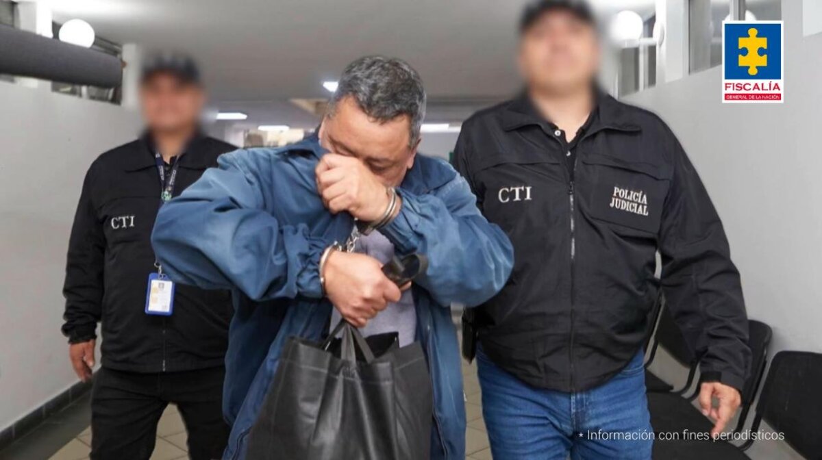 Capturan a expolicía que estuvo prófugo durante 20 años; está condenado por el crimen de un directivo de la CUT El Juzgado Quinto Penal Especializado de Bogotá declaró a Daza Díaz responsable del delito de homicidio agravado en una sentencia emitida el 10 de febrero de 2006, y ordenó su captura inmediata. Sin embargo, el exagente logró evadir a la justicia durante casi dos décadas, permaneciendo en libertad hasta su reciente detención.