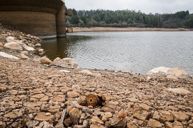 Racionamiento de agua para el miércoles 9 de octubre en Bogotá: medida podría endurecerse “Tuvimos una reducción importante en el consumo. Las restricciones hacen claramente que la ciudad tenga un mejor comportamiento del que veníamos experimentando. Volvimos a tomar el promedio desde que arrancamos, es decir, los 15 ciclos de racionamiento retornaron al nivel de los 1,4 metros cúbicos por segundo en promedio durante toda la restricción”, señaló Avendaño.