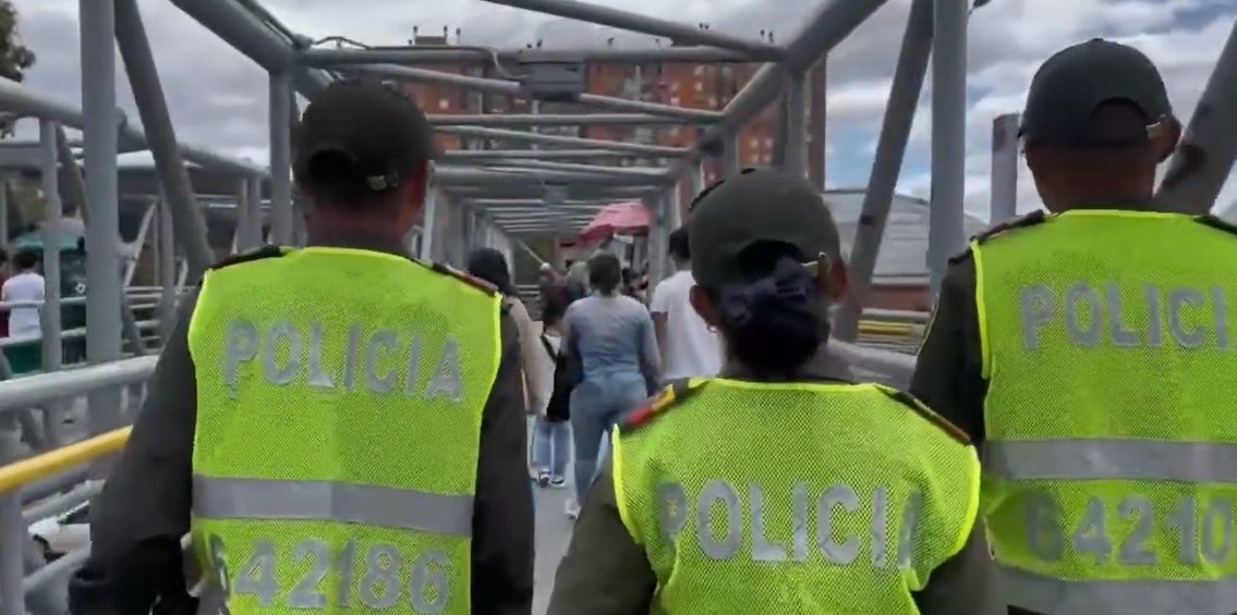 EN VIDEO: Policías evitaron que menor se lanzara desde un puente en Suba Tres auxiliares de policía le salvaron la vida a una joven que intentó lanzarse desde el puente peatonal de la calle 145 con carrera 83, en la localidad de Suba.