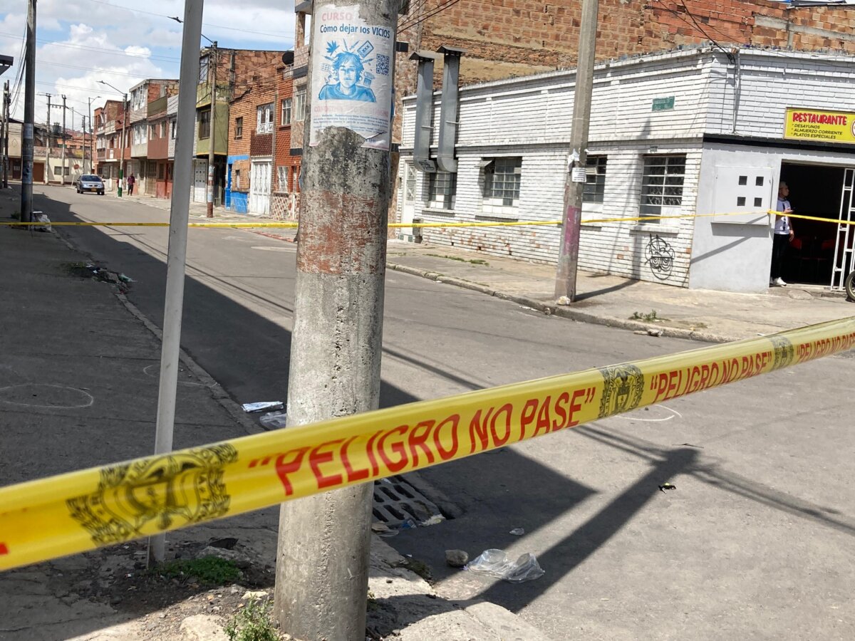 Estas son las identidades del policía y del ciudadano que murieron en medio de un robo en Kennedy La noche de este viernes 18 de octubre, un policía y un civil perdieron la vida en medio de un operativo para atrapar a un delincuente que acababa de robar un vehículo.