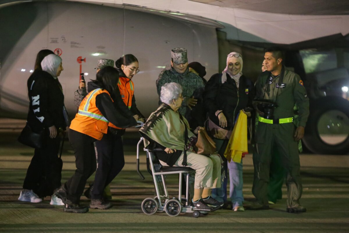 Aterrizó en Bogotá el segundo vuelo humanitario con colombianos repatriados desde El Líbano 105 colombianos llegaron al país desde El Líbano en la madrugada de este jueves.