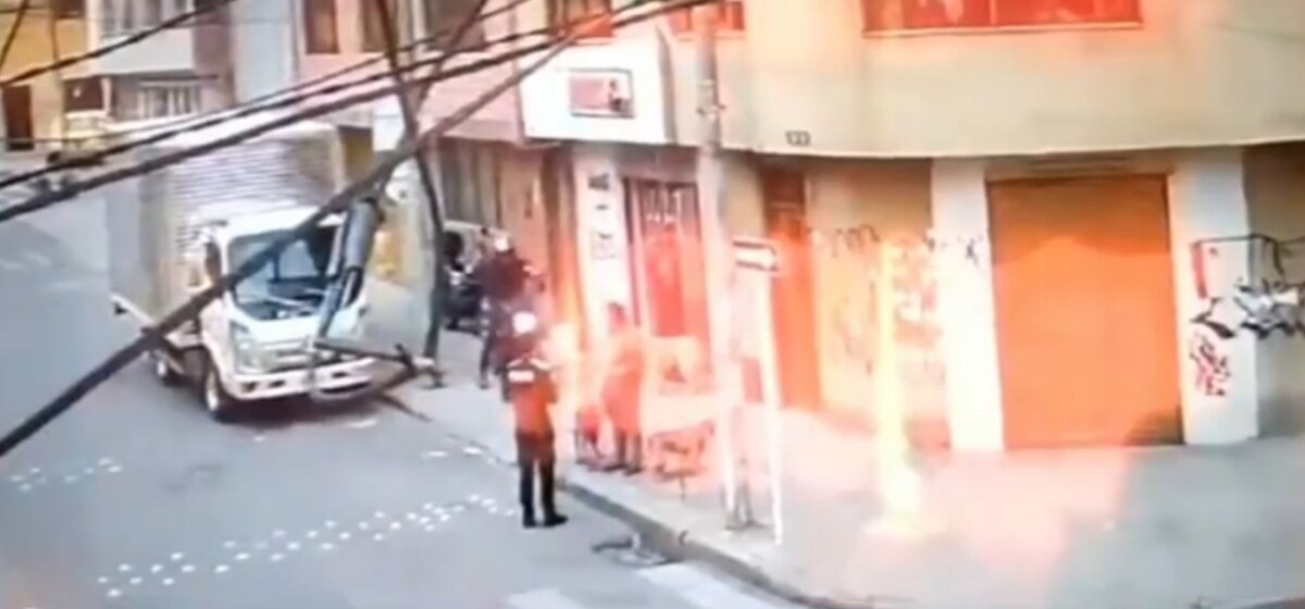 ¡Ni la Policía se salva! Ladrón le robó el celular a un patrullero en el sur de Bogotá En cámaras de seguridad quedó registrado el momento en el que un uniformado de la Policía fue víctima de la delincuencia.