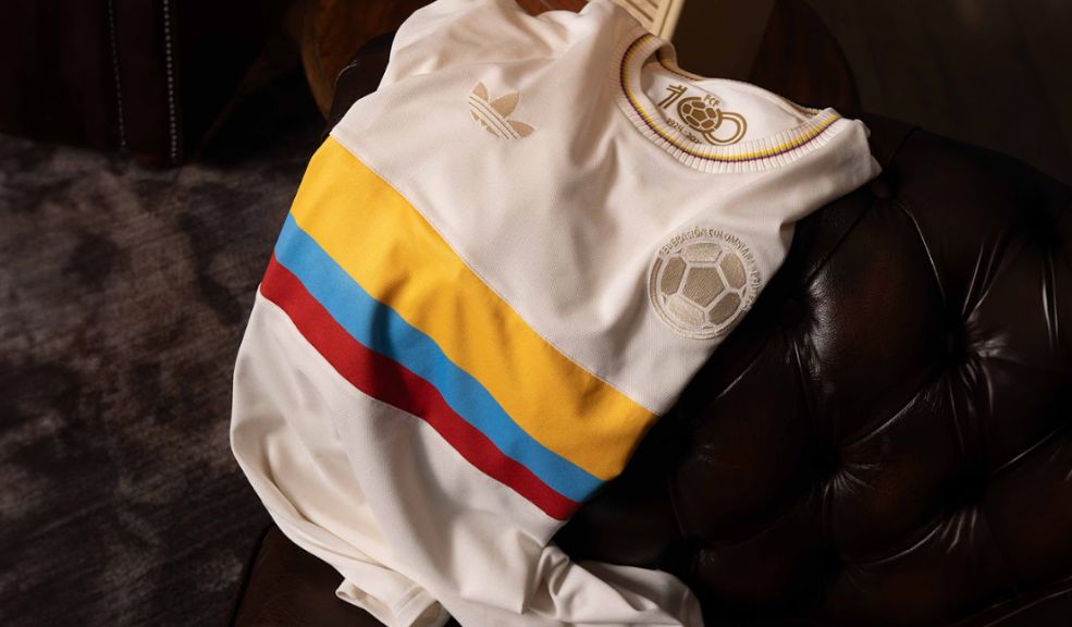 ¡Qué elegancia! La Selección Colombia estrena camiseta conmemorativa La Federación Colombiana de Fútbol, para conmemorar su centenario, se unió con Adidas para lanzar una camiseta inspirada en el diseño original de la primera indumentaria que usó la Selección Colombia. Le contamos cuándo la usará el equipo y cuál será su precio.