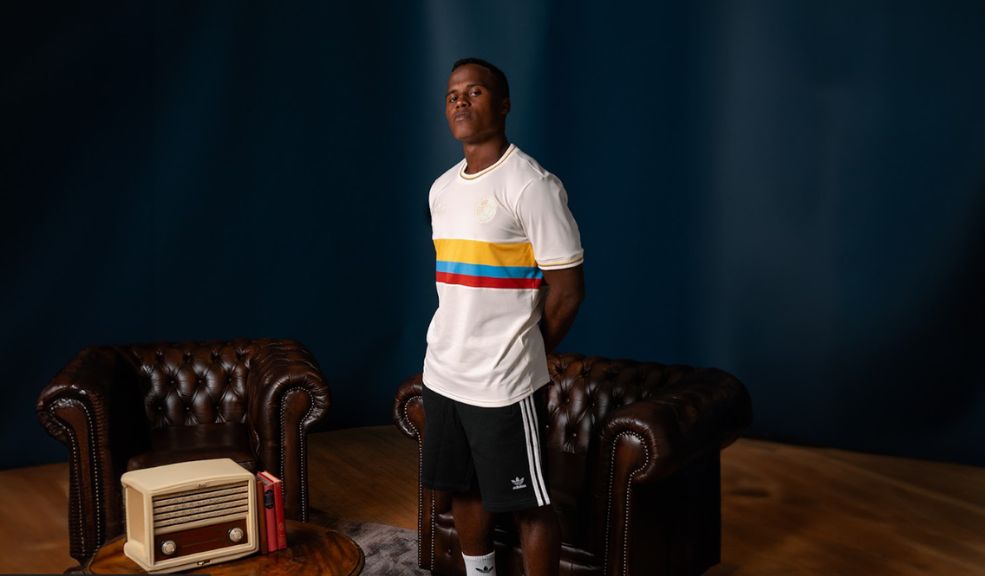 ¡Qué elegancia! La Selección Colombia estrena camiseta conmemorativa La Federación Colombiana de Fútbol, para conmemorar su centenario, se unió con Adidas para lanzar una camiseta inspirada en el diseño original de la primera indumentaria que usó la Selección Colombia. Le contamos cuándo la usará el equipo y cuál será su precio.