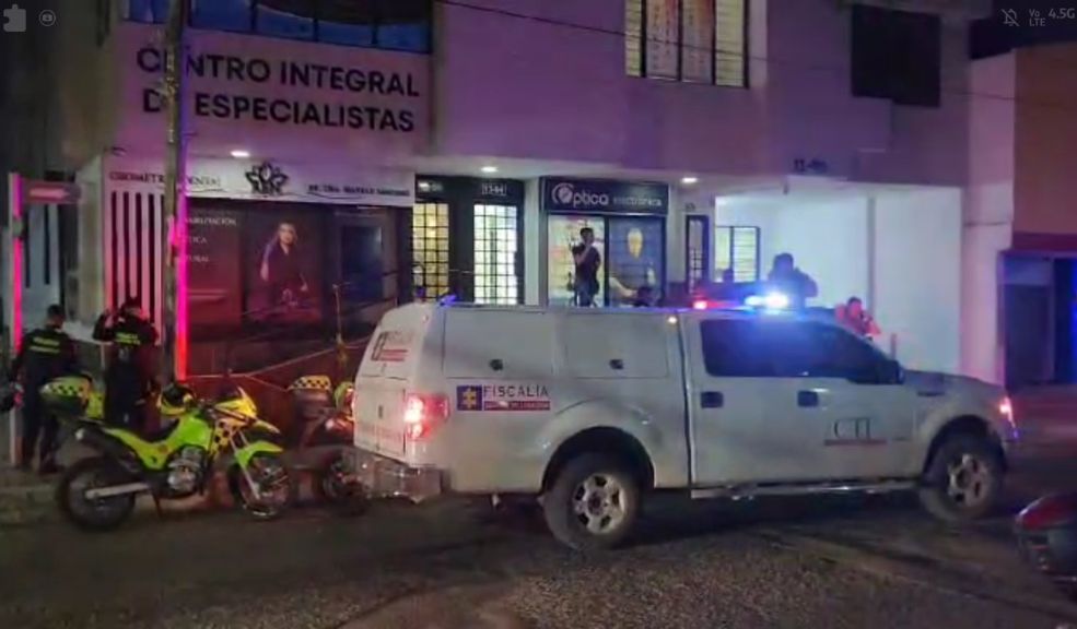 ¿Quién era la mujer que fue asesinada por equivocación en un consultorio odontológico? Cuando la noche del martes, 8 de octubre, caía en Cúcuta, Jasbleidy Madelein Manrique Acevedo asistía a un consultorio odontológico, ubicado en la avenida 1 con calle 13 del barrio La Playa, sin saber que le arrebatarían la vida.