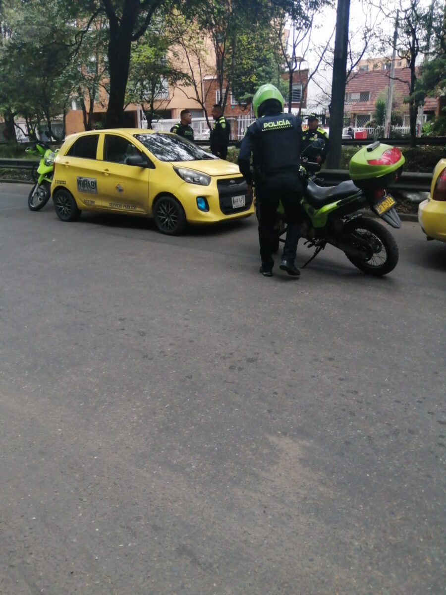 ¿Quién responde por la seguridad de los taxistas? Una violenta y estremecedora jornada vivieron ayer los taxistas en Bogotá, luego de que, en medio de dos hechos aislados, dos integrantes de este gremio fueran víctimas de delincuentes que intentaron robarles sus pertenencias mientras se hacían pasar por pasajeros.