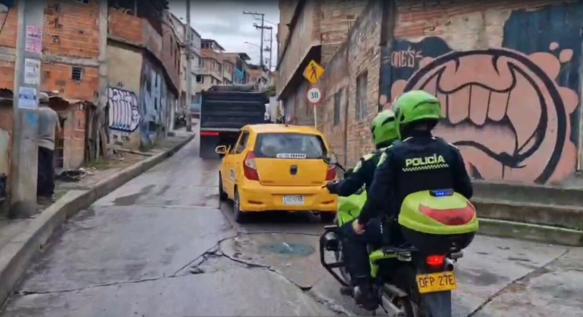 ¿Quién responde por la seguridad de los taxistas? Una violenta y estremecedora jornada vivieron ayer los taxistas en Bogotá, luego de que, en medio de dos hechos aislados, dos integrantes de este gremio fueran víctimas de delincuentes que intentaron robarles sus pertenencias mientras se hacían pasar por pasajeros.