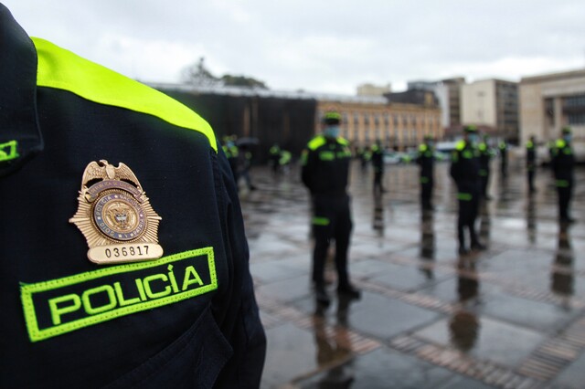 Así fue como falsos policías drogaron y robaron a un hombre en Bogotá Falsos policías robaron a un hombre que se movilizaba en su vehículo. Los sujetos le quitaron su tarjeta de crédito y realizaron varias transacciones.