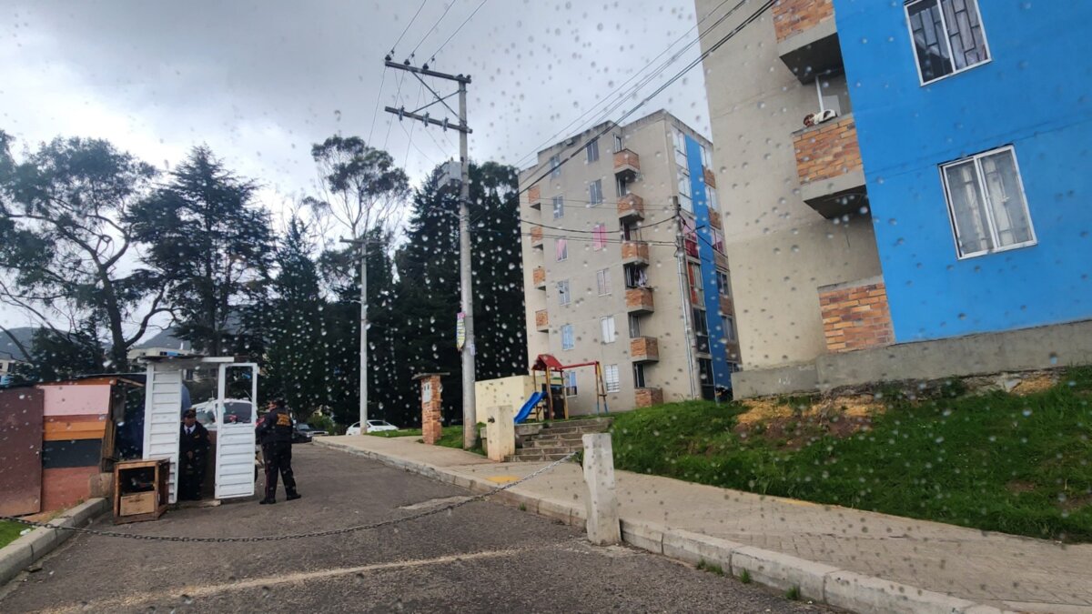 Así fue el crimen de un hombre frente a un conjunto residencial en San Cristóbal Un hombre de aproximadamente 30 años fue asesinado frente a un conjunto residencial en la localidad de San Cristóbal. Esto es lo que se sabe.