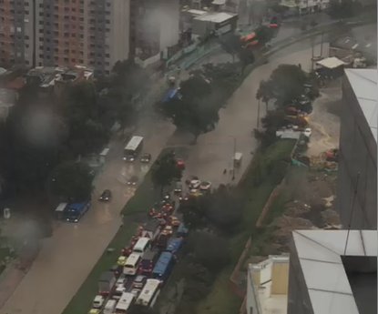 Autopista Norte sigue inundada: hay afectación en el servicio de TransMilenio La Autopista Norte continua encharcada. Las autoridades y el Acueducto se encuentran removiendo los vehículos y haciendo mantenimiento a las alcantarillas.