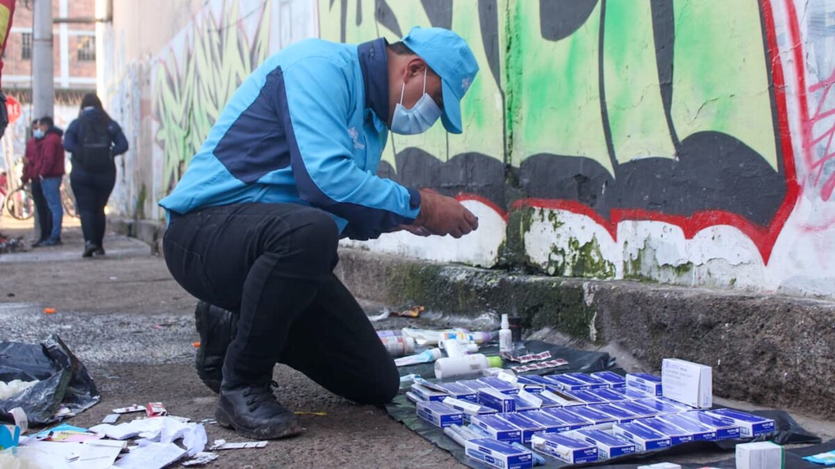 Autoridades decomisaron 3 kilos de medicamentos vencidos en María Paz Un operativo conjunto en el barrio María Paz de Kennedy permitió decomisar medicamentos vencidos y recuperar más de 4.100 metros cuadrados de espacio público.