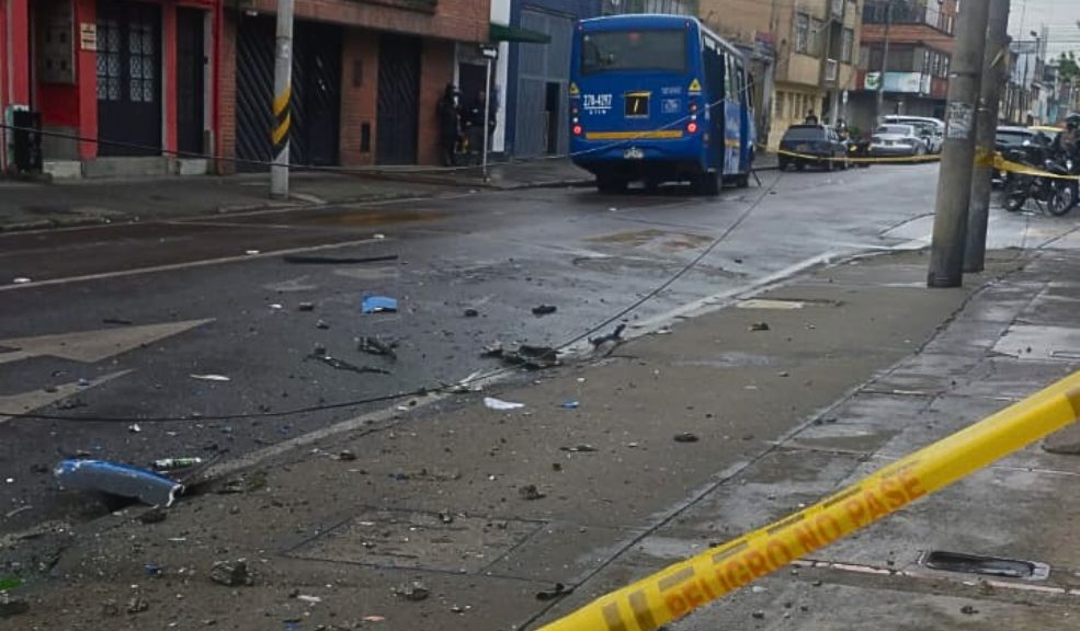 EN VIDEO: Bus del Sitp casi arrolla a una mujer tras ser impactado por una camioneta en Antonio Nariño Una mujer se salvó de milagro, ya que estuvo a punto de ser arrollada por el conductor de un bus del Sitp, que perdió el control del vehículo tras ser impactado por una camioneta en la localidad de Antonio Nariño.