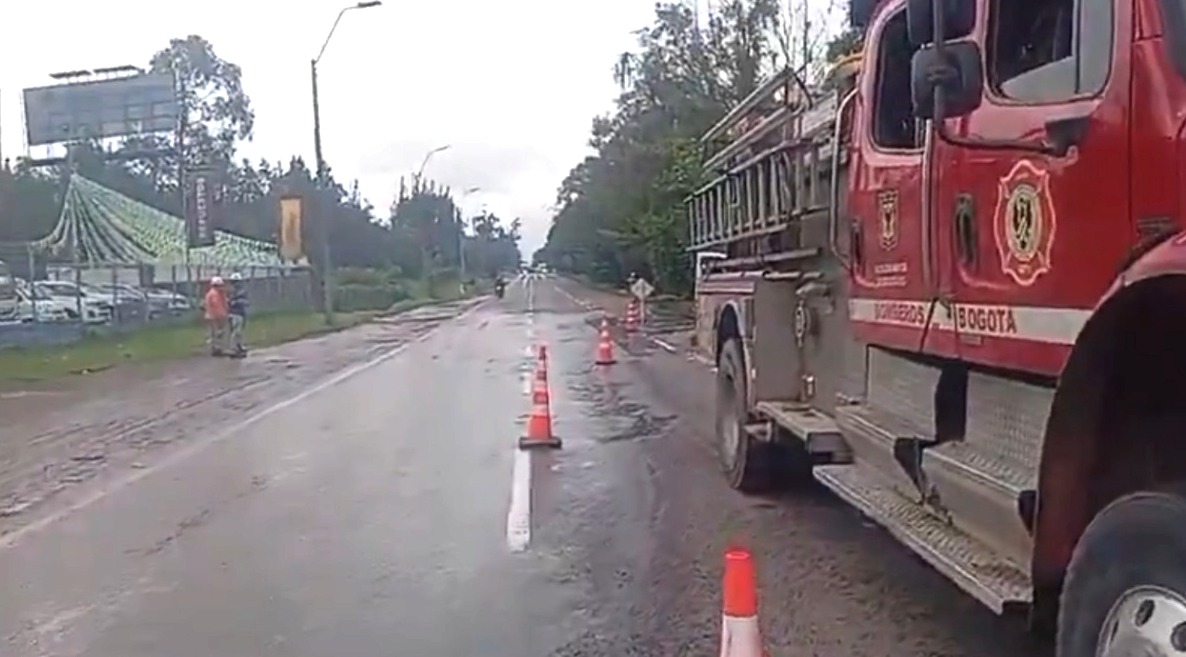 Caída de árbol en la Autopista Norte deja a un motociclista muerto Las autoridades de Tránsito de Bogotá informaron esta mañana sobre un trágico accidente de tránsito ocurrido en la autopista Norte con calle 243, en la localidad de Usaquén, en el que un motociclista perdió la vida.