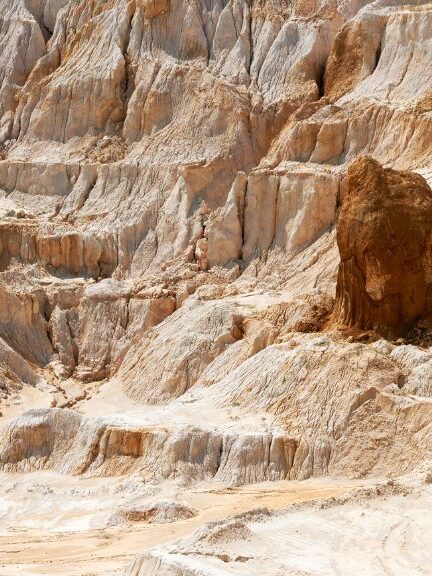 Cierran canteras en Ciudad Bolívar por afectaciones ambientales Esta situación resalta la necesidad de un monitoreo más riguroso de las actividades mineras en la región para prevenir daños ambientales adicionales.