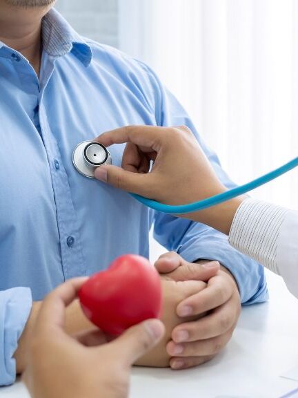 Cómo detectar y prevenir las enfermedades cardiovasculares: claves para una vida saludable Las enfermedades cardiovasculares (ECV) siguen siendo una de las principales causas de muerte en el mundo, afectando a millones de personas cada año.