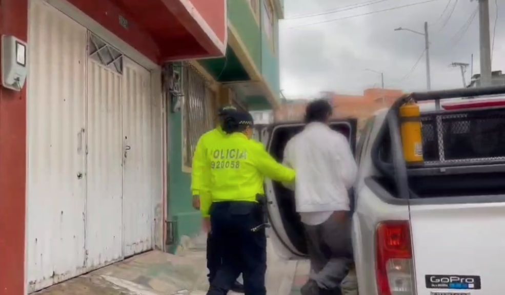 Delincuentes engañaban a motociclistas para robarles sus vehículos en Bogotá: así capturaron a los 10 involucrados Las autoridades desmantelaron dos organizaciones criminales que se dedicaban al hurto de motocicletas en varias localidades de Bogotá.