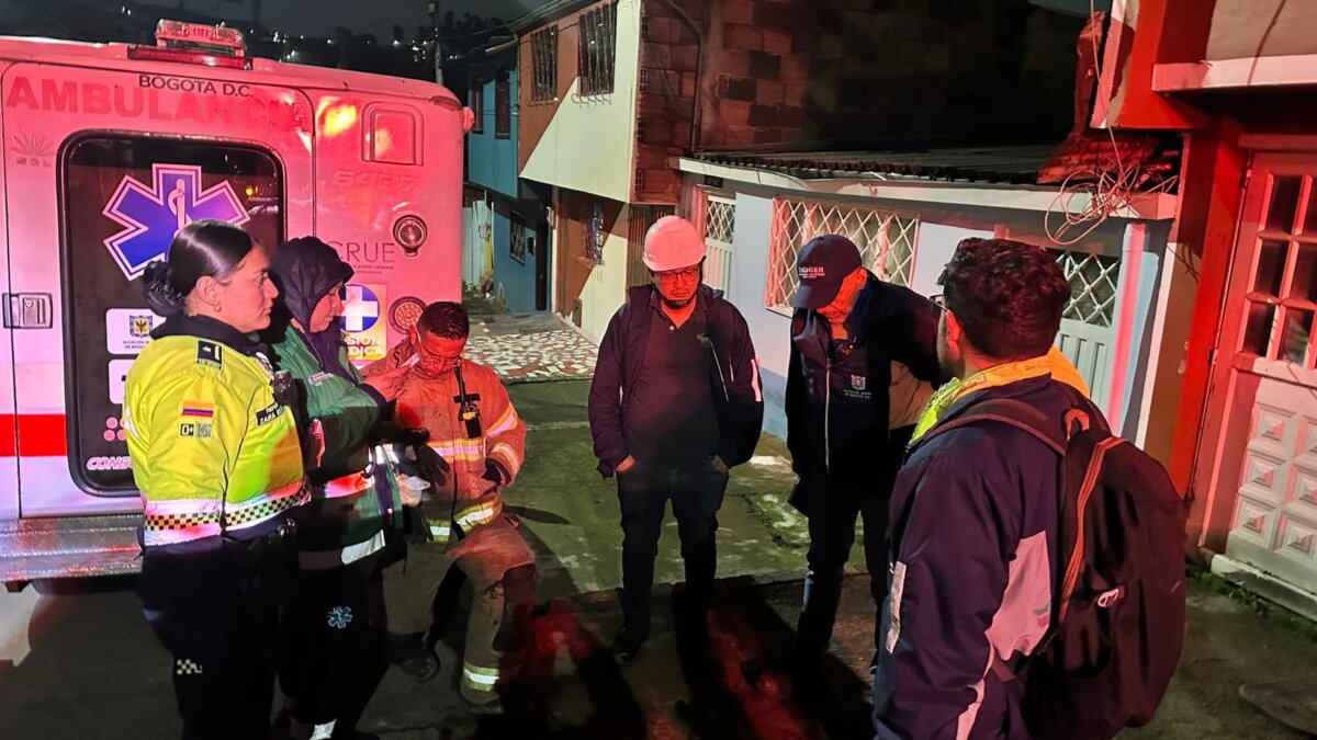 Deslizamiento de tierra derrumbó varias viviendas y postes en San Cristóbal En horas de la noche de este jueves, se registraron fuertes lluvias en la localidad de San Cristóbal. Esto provocó inundaciones y deslizamientos de tierra que dejaron sin hogar a varias familias del barrio Las Malvinas.