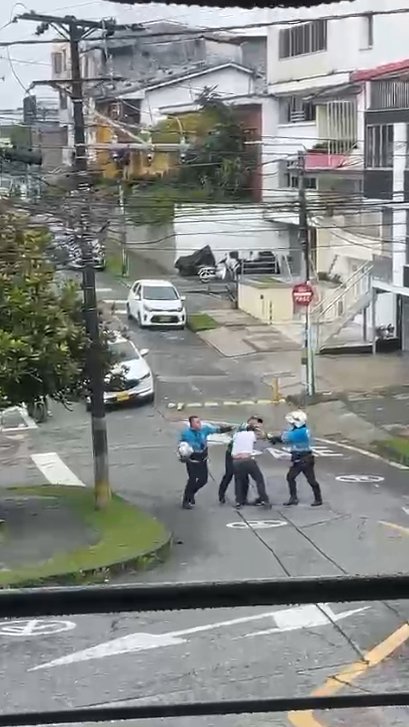 EN VIDEO: Agentes de tránsito persiguieron y golpearon a un ciudadano. ¿Qué pasó? Un video registró el momento en que varios agentes de tránsito agreden a un hombre, al parecer, luego de que este se mostrara agresivo al negarse a recibir un comparendo.