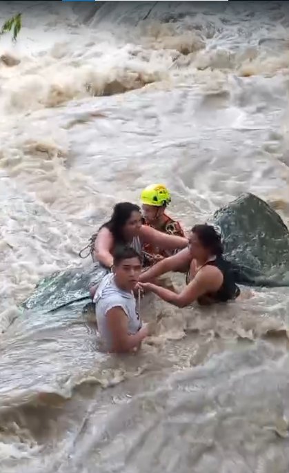 EN VIDEO: Así fue el dramático rescate de 3 personas que estaban ebrias en un río de Viotá Bomberos de Cundinamarca rescataron a 3 personas que cayeron a un río en Viotá. Los uniformados confirmaron que se encontraban en estado de embriaguez