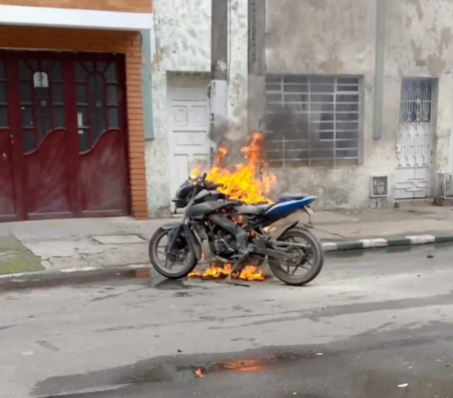 EN VIDEO: Ciudadanos golpearon a presuntos ladrones y les quemaron la moto en Puente Aranda Así fue como ciudadanos defendieron a una mujer que acababa de ser víctima de un hurto y atraparon a los presuntos ladrones.