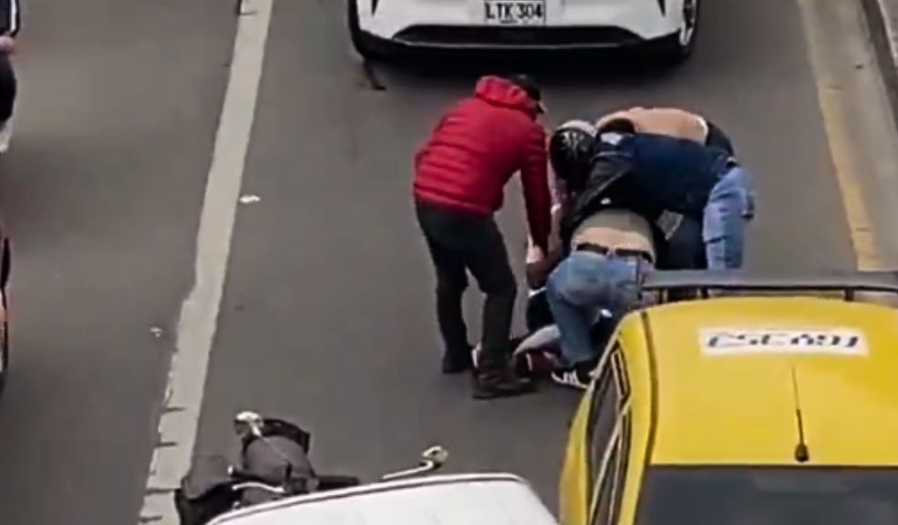 EN VIDEO: Conductores se fueron a los golpes en plena Av. Boyacá En un hecho de intolerancia, dos hombres se pelearon en la calle.