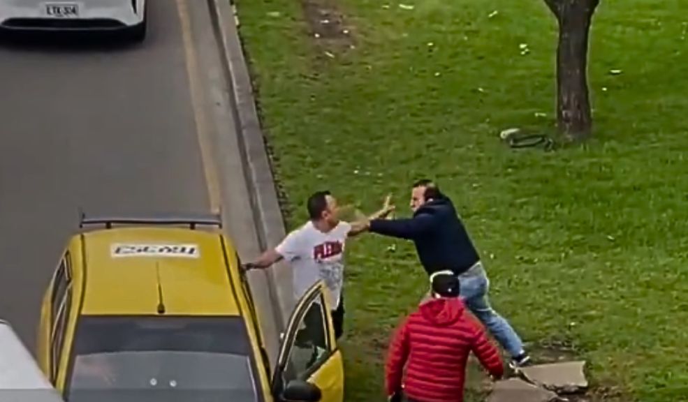 EN VIDEO: Conductores se fueron a los golpes en plena Av. Boyacá En un hecho de intolerancia, dos hombres se pelearon en la calle.